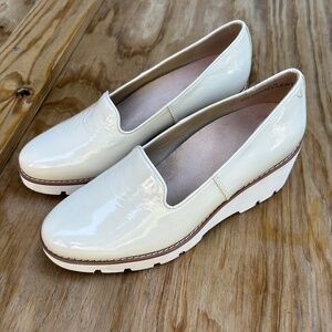 PRISTINE Vionic Cream Patent Willa Wedge Shoes US Size 9